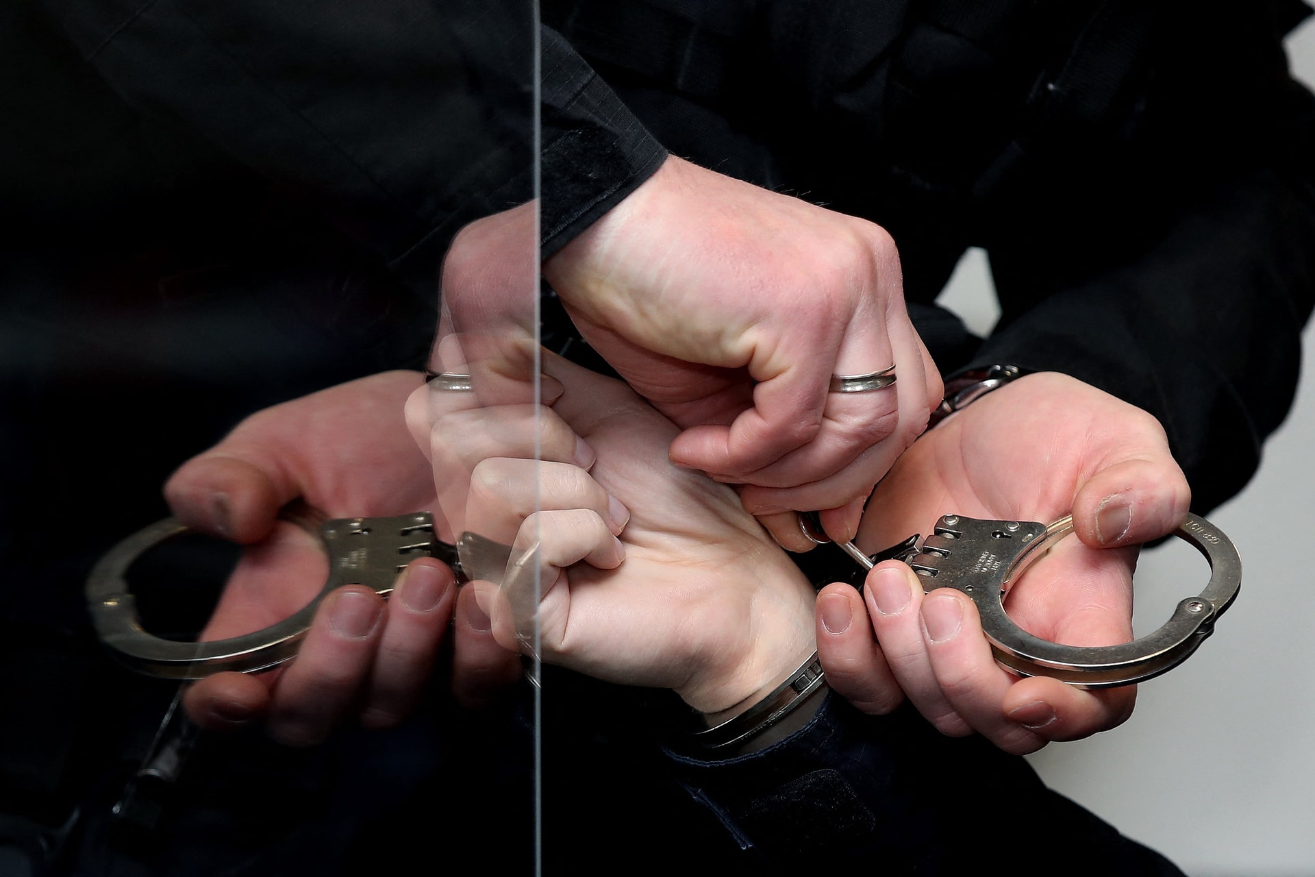 Fegyvert, lőszert és drogot találtak egy angyalföldi férfi lakásán