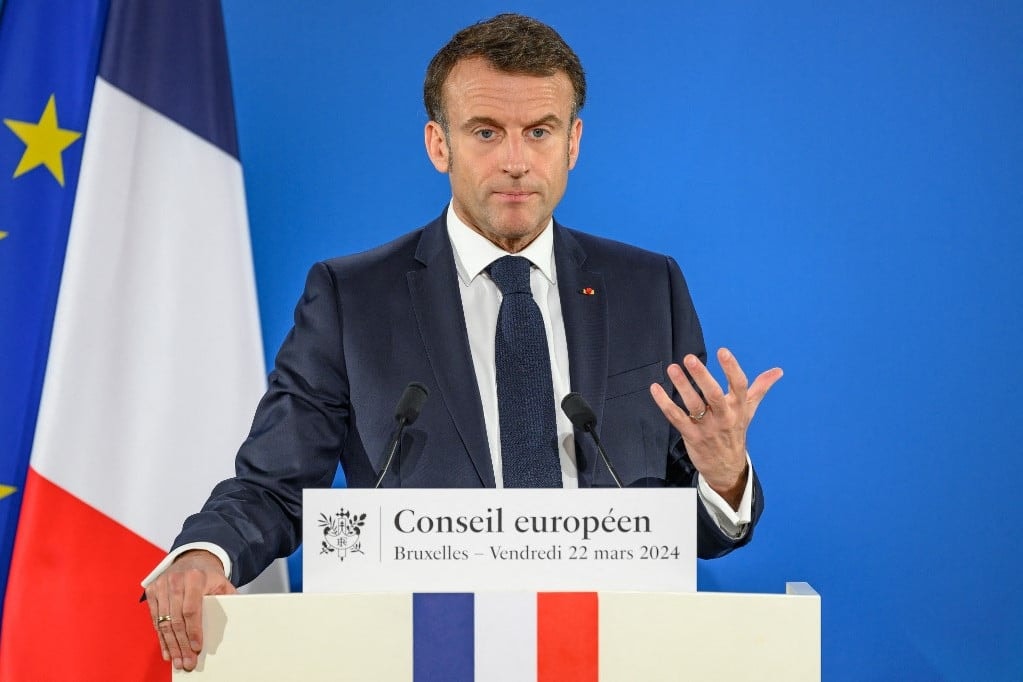 Macron a nagy pofon után még egy rúgást is kap?