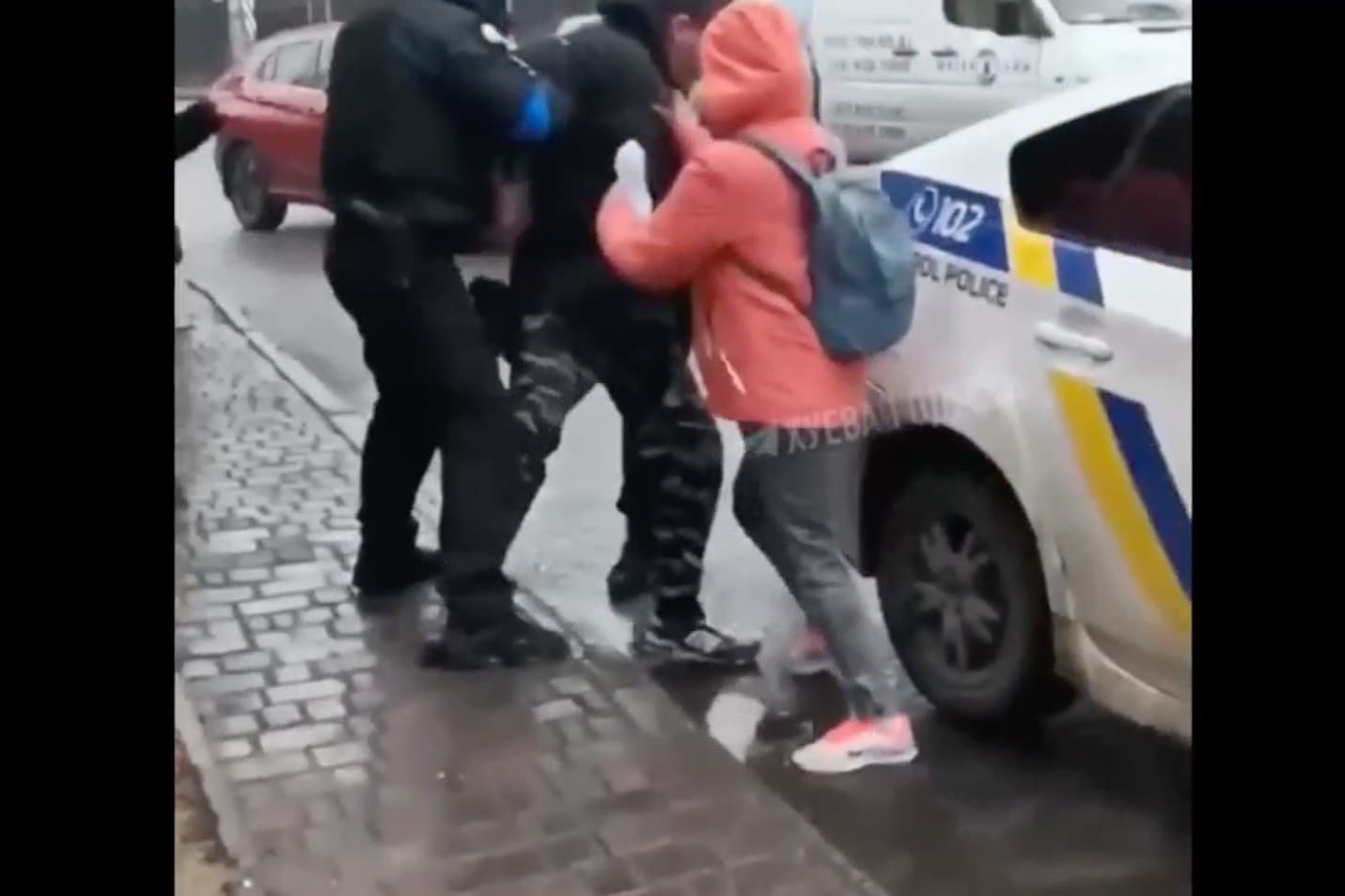 Feldühödött asszonyok támadtak a kényszertoborzókra