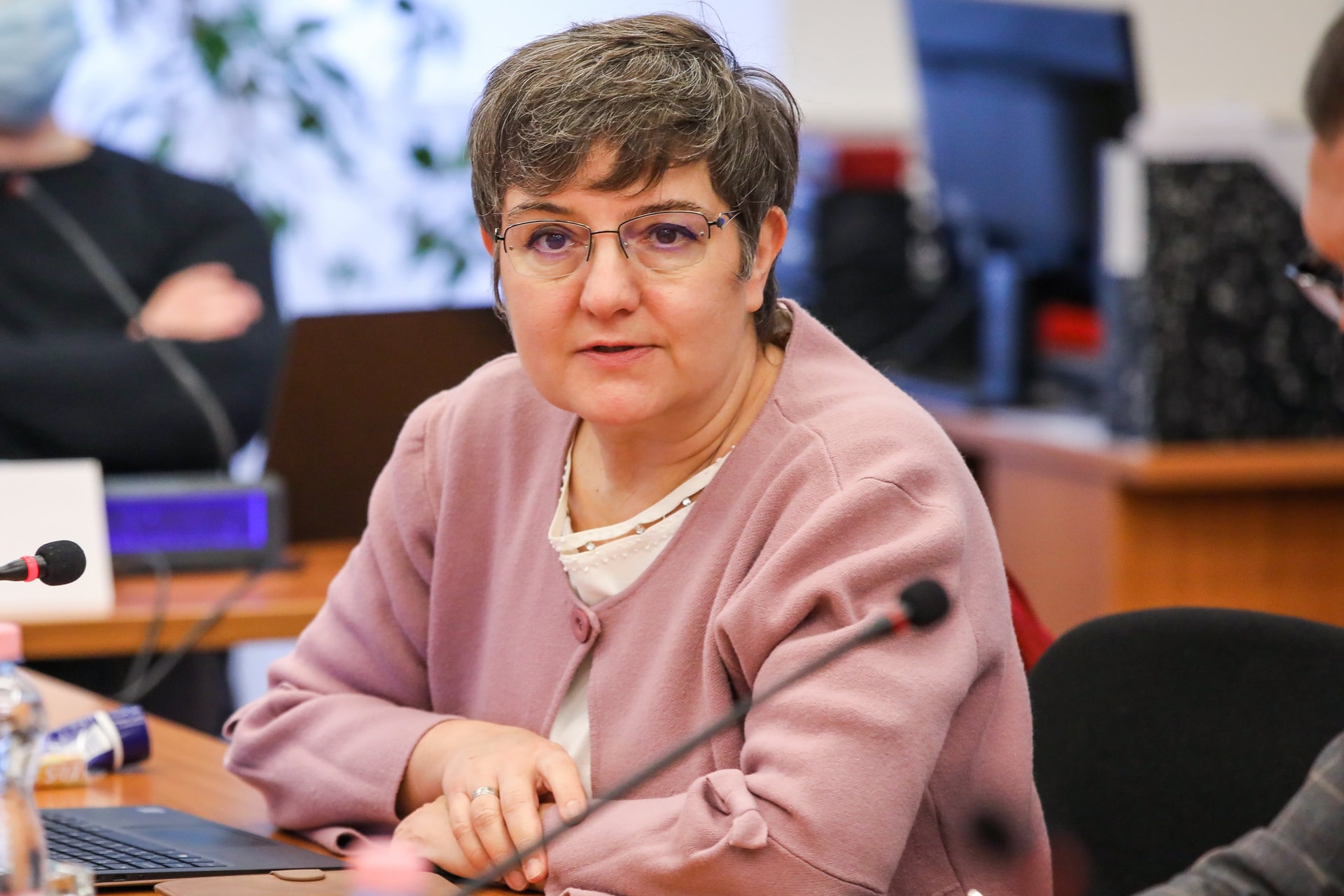 Feljelentik V. Naszály Mártát