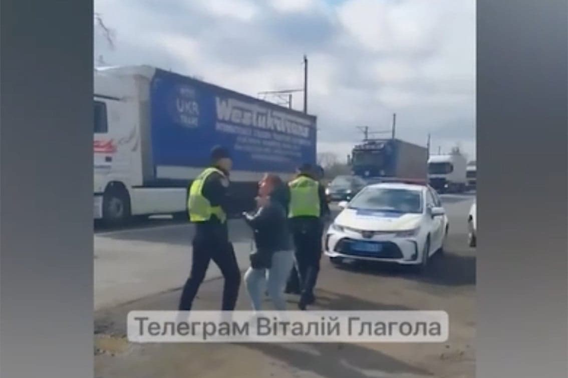 Útlezárással tiltakoztak az erőszakos mozgósítás és a toborzók túlkapásaival szemben + VIDEÓ