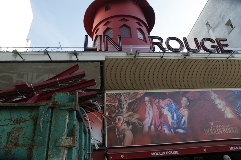 Leszakadt a világhírű párizsi Moulin Rouge egy része