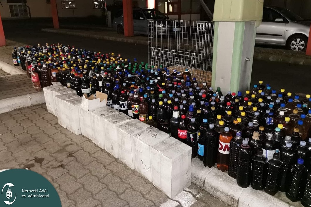 Több mint ezer liter alkoholos italt találtak a pénzügyőrök Nagylaknál