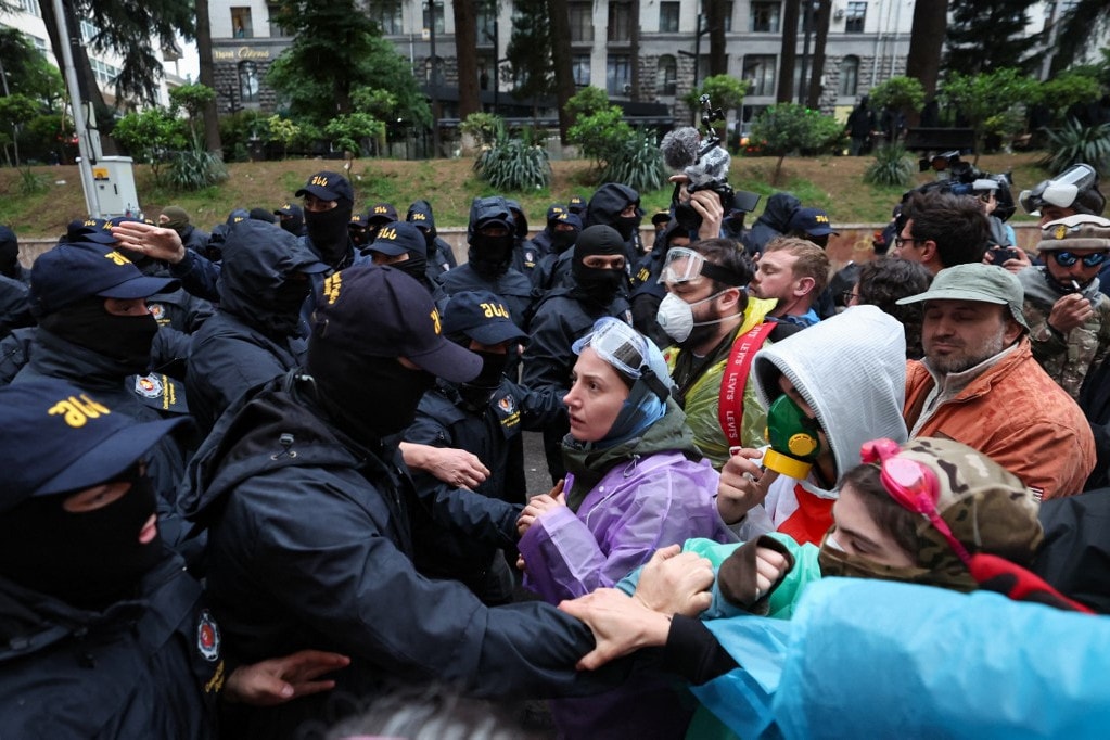 Külföldi állampolgárokat vettek őrizetbe a georgiai tüntetésen