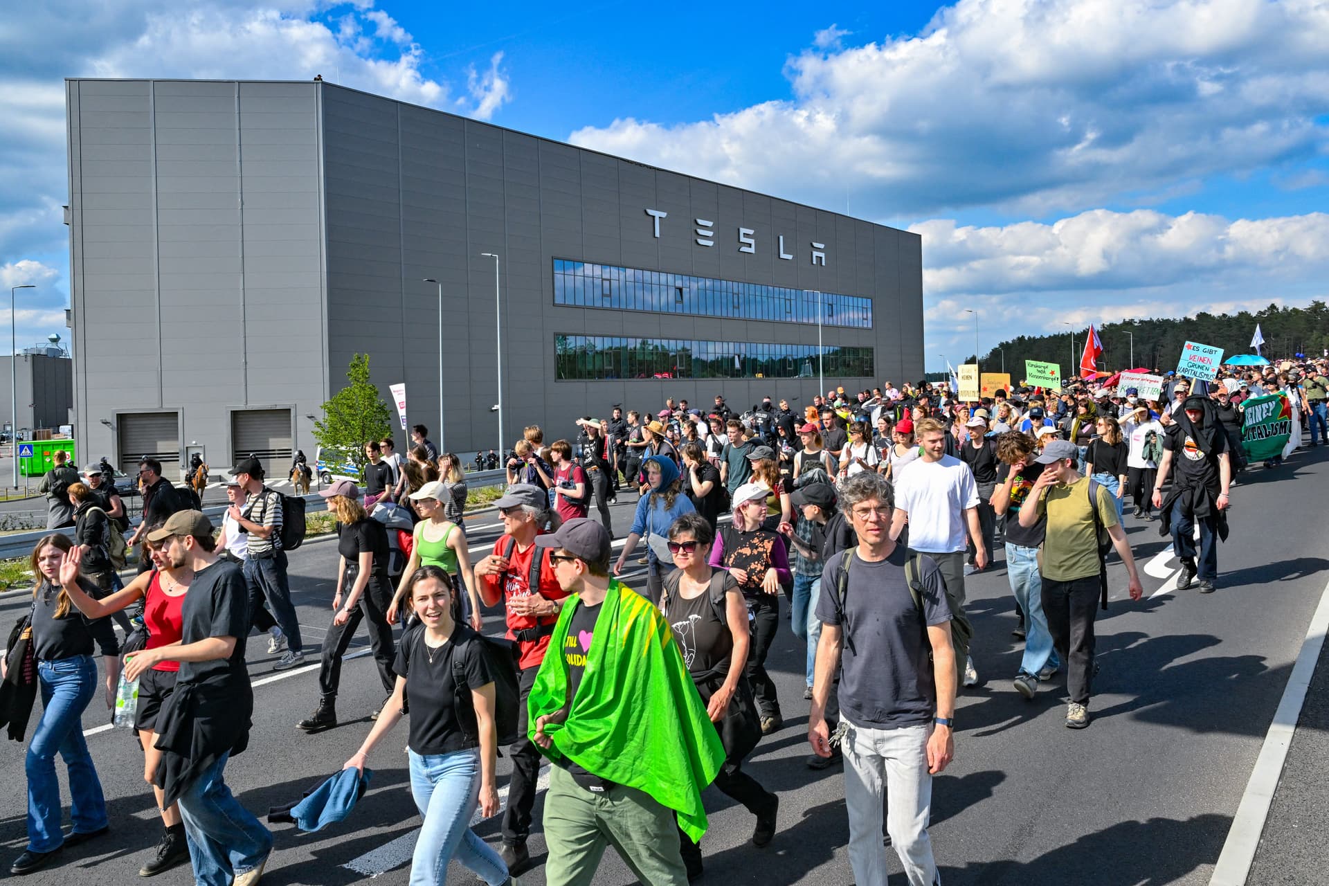 Eljárást indítottak a Tesla berlini üzeménél rendezett tüntetés résztvevői ellen