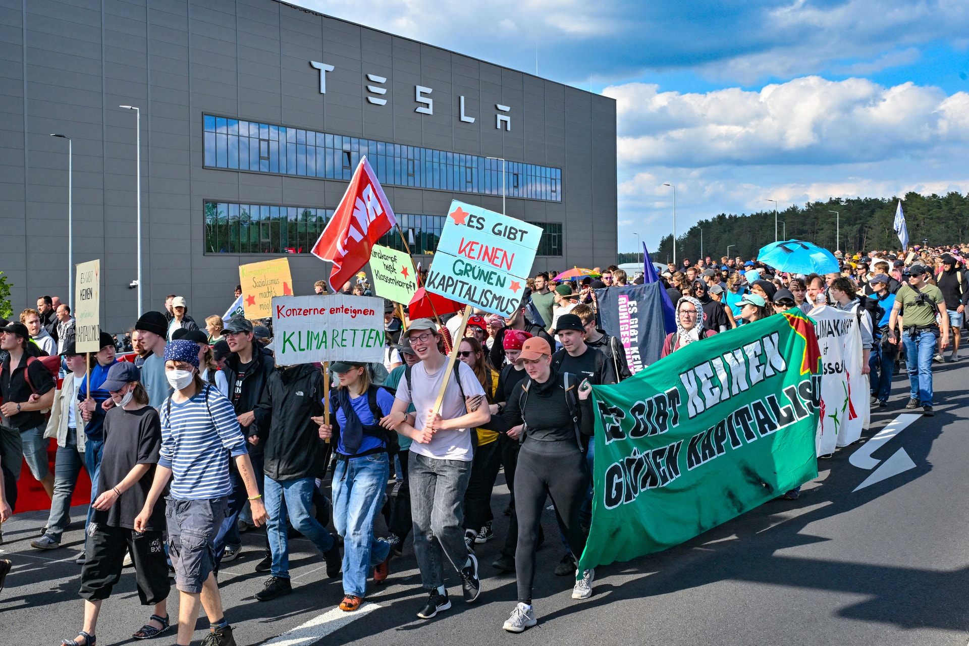 Több mint ezren tüntettek a Tesla ellen Berlinben