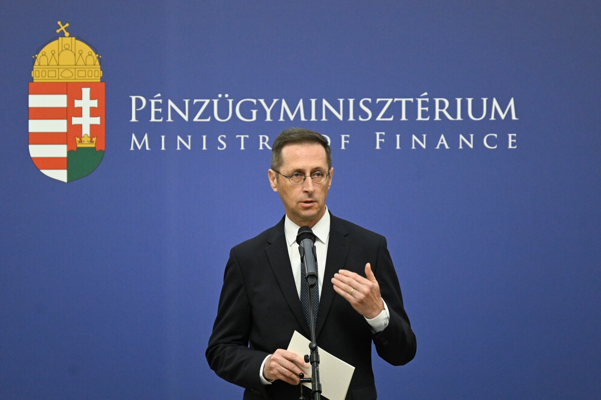 Varga Mihály: A kormány kitart az adócsökkentés politikája mellett
