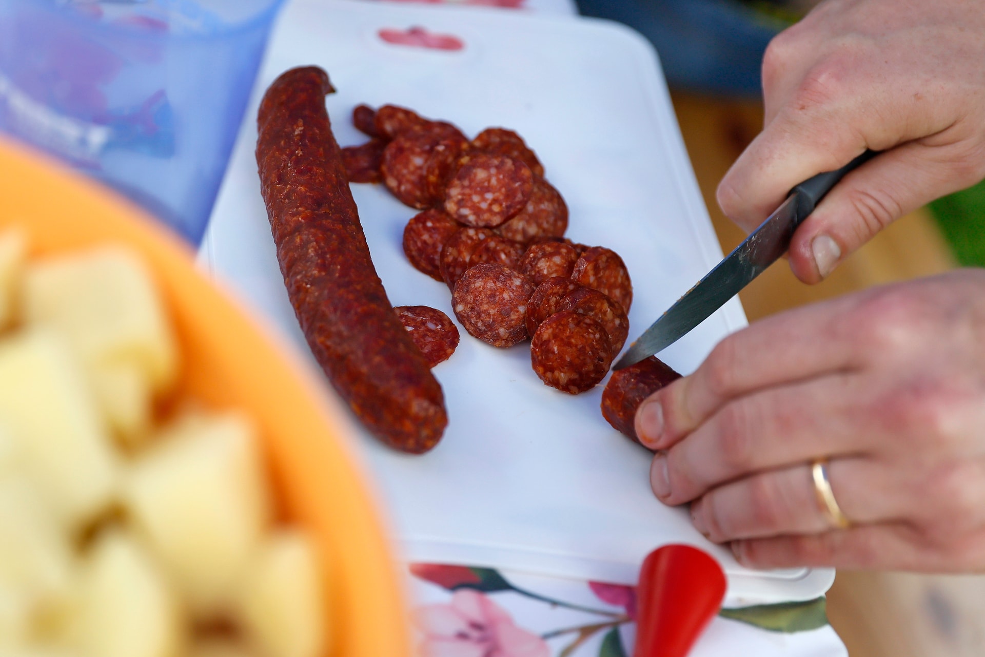 A kolbász hatással lehet az idősekre