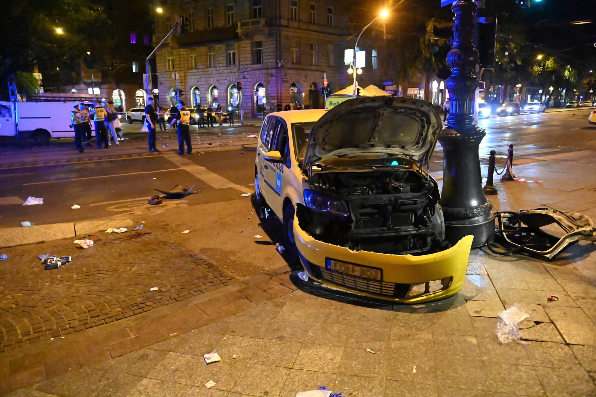 Három ember súlyosan megsérült egy éjszakai balesetben Budapesten