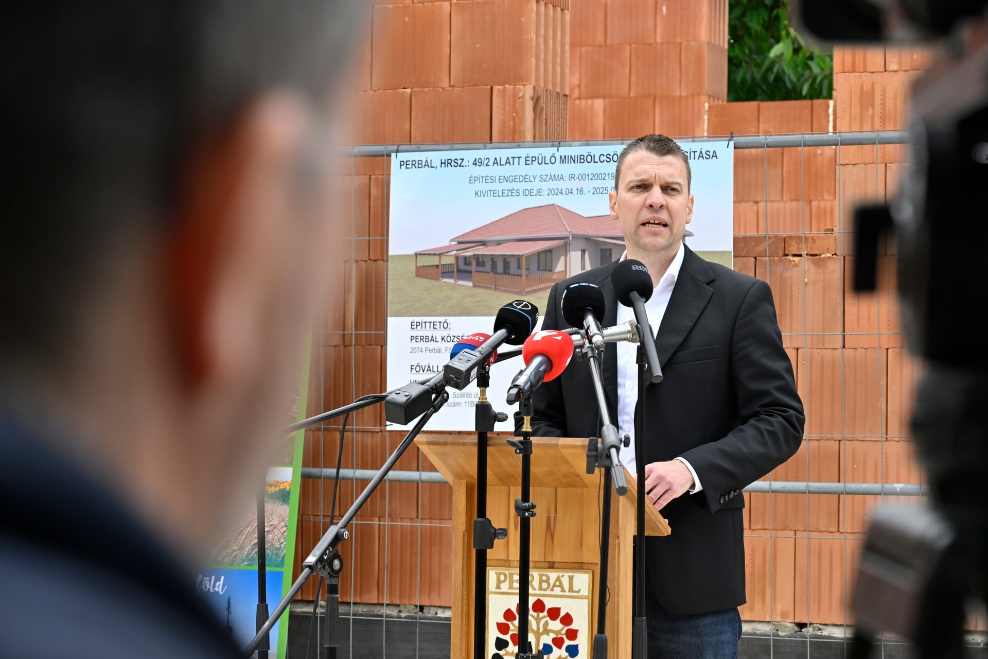 Menczer: A választás tétje háború vagy béke