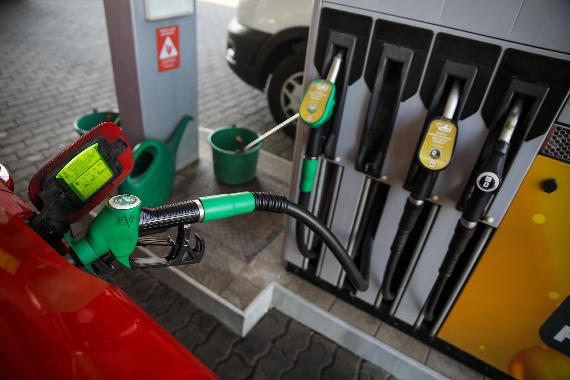 Ha kell, a kormány lép az üzemanyagárak ügyében