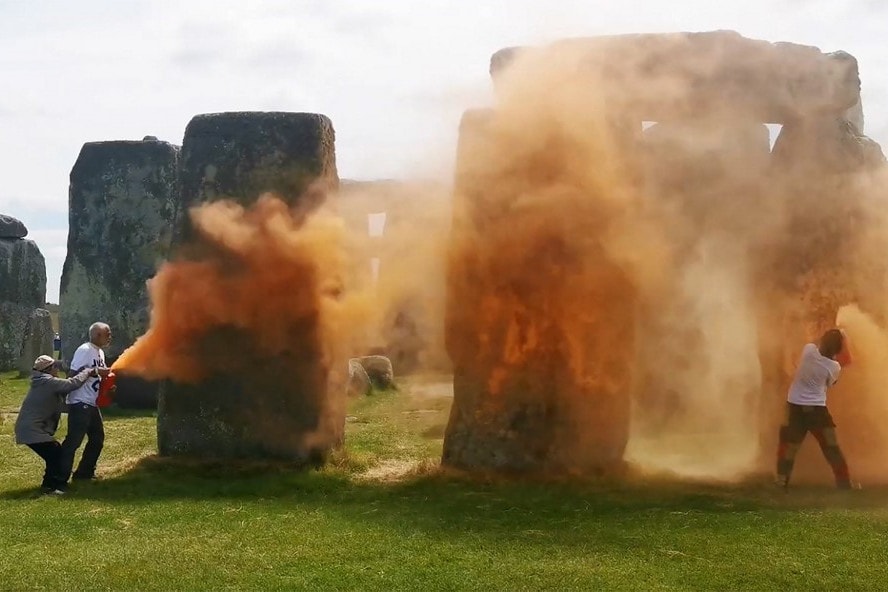 Aktivisták narancssárga porral szórták be Stonehenge szikláit