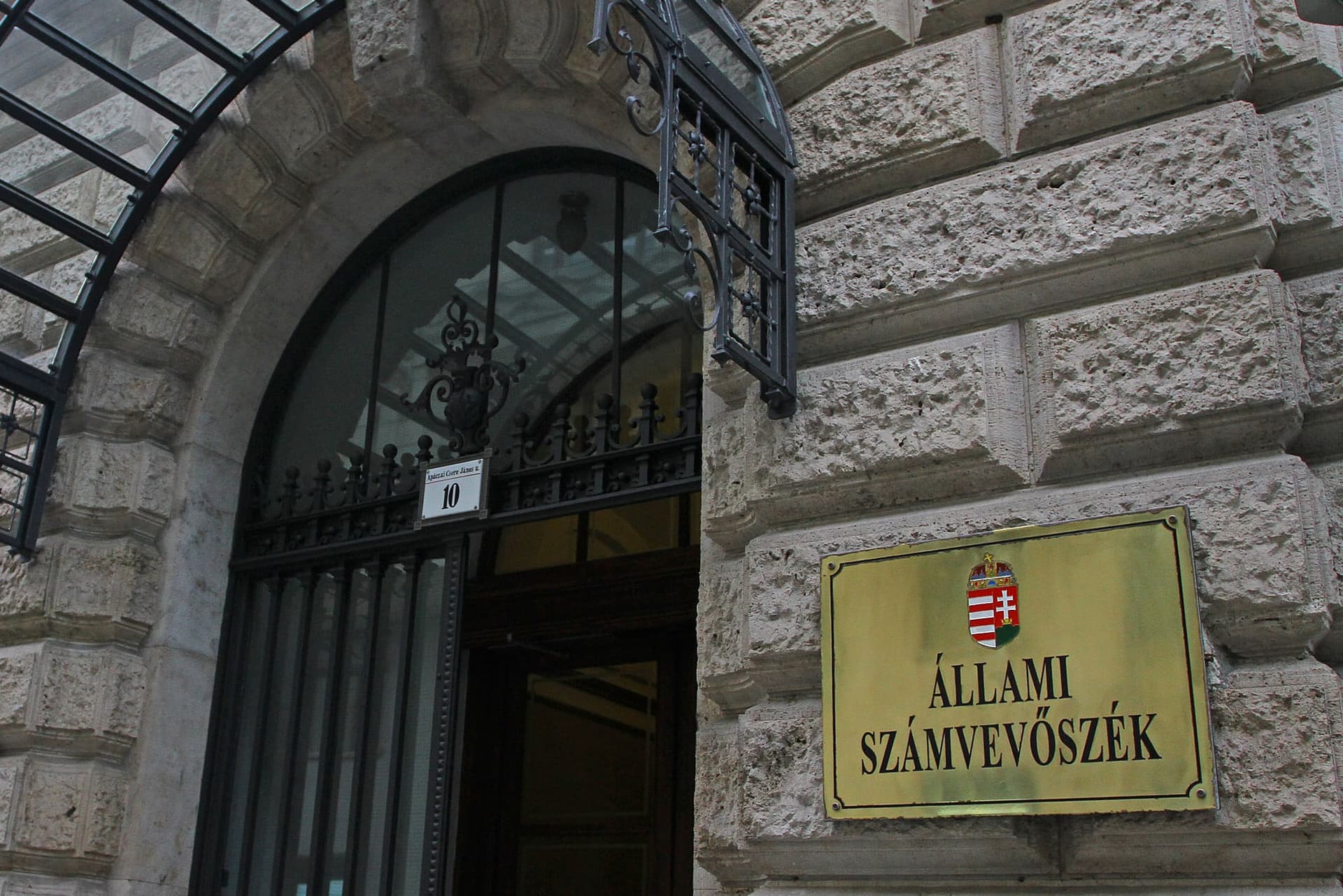 Iratokat foglalt le az ügyészség az Állami Számvevőszéknél