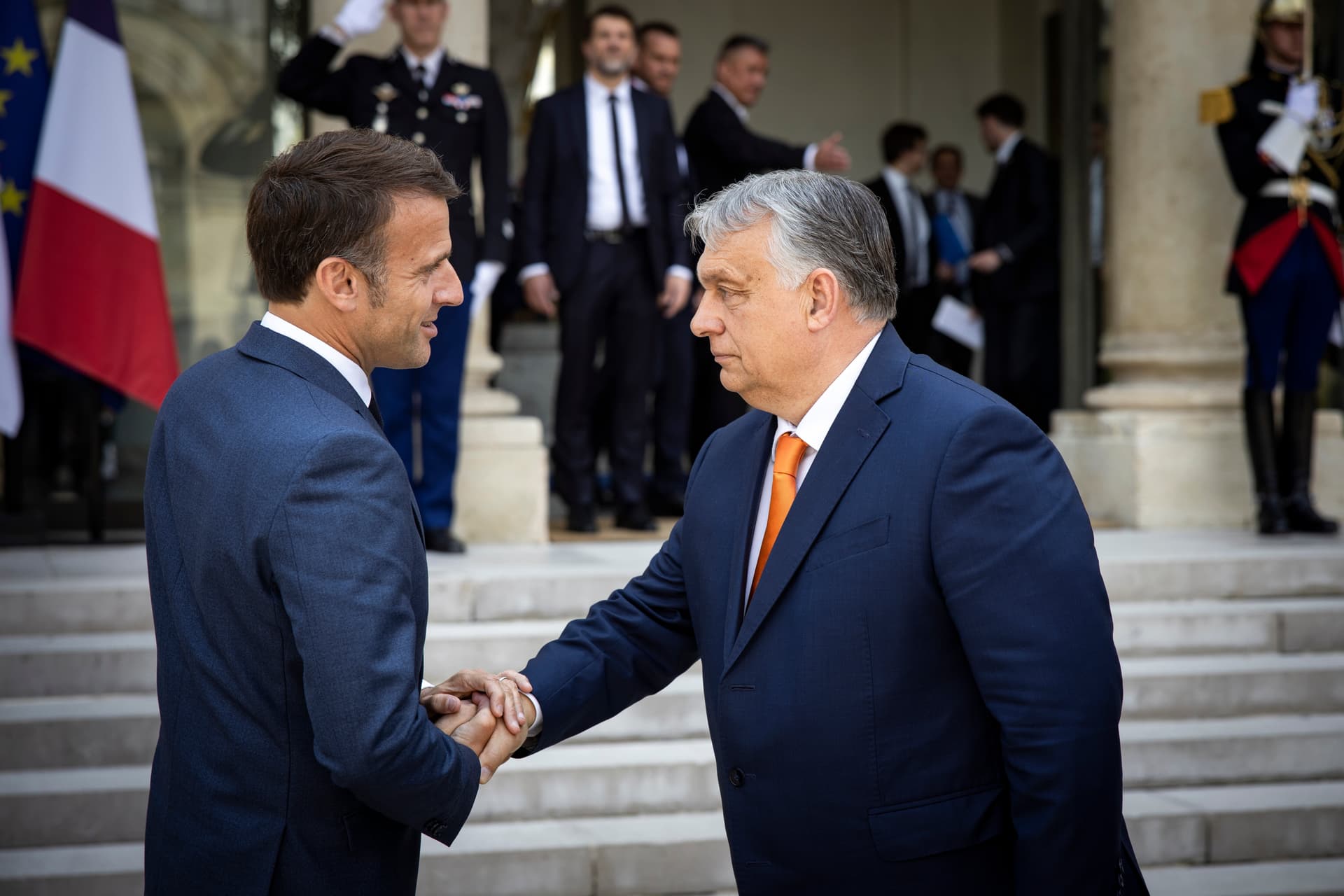 Orbán Viktor a francia elnökkel tárgyal