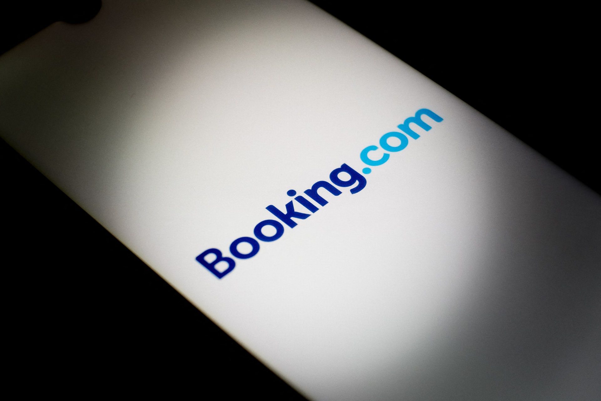 Rekordbírsággal, majdnem 400 millió forintra büntette a GVH a Bookingot
