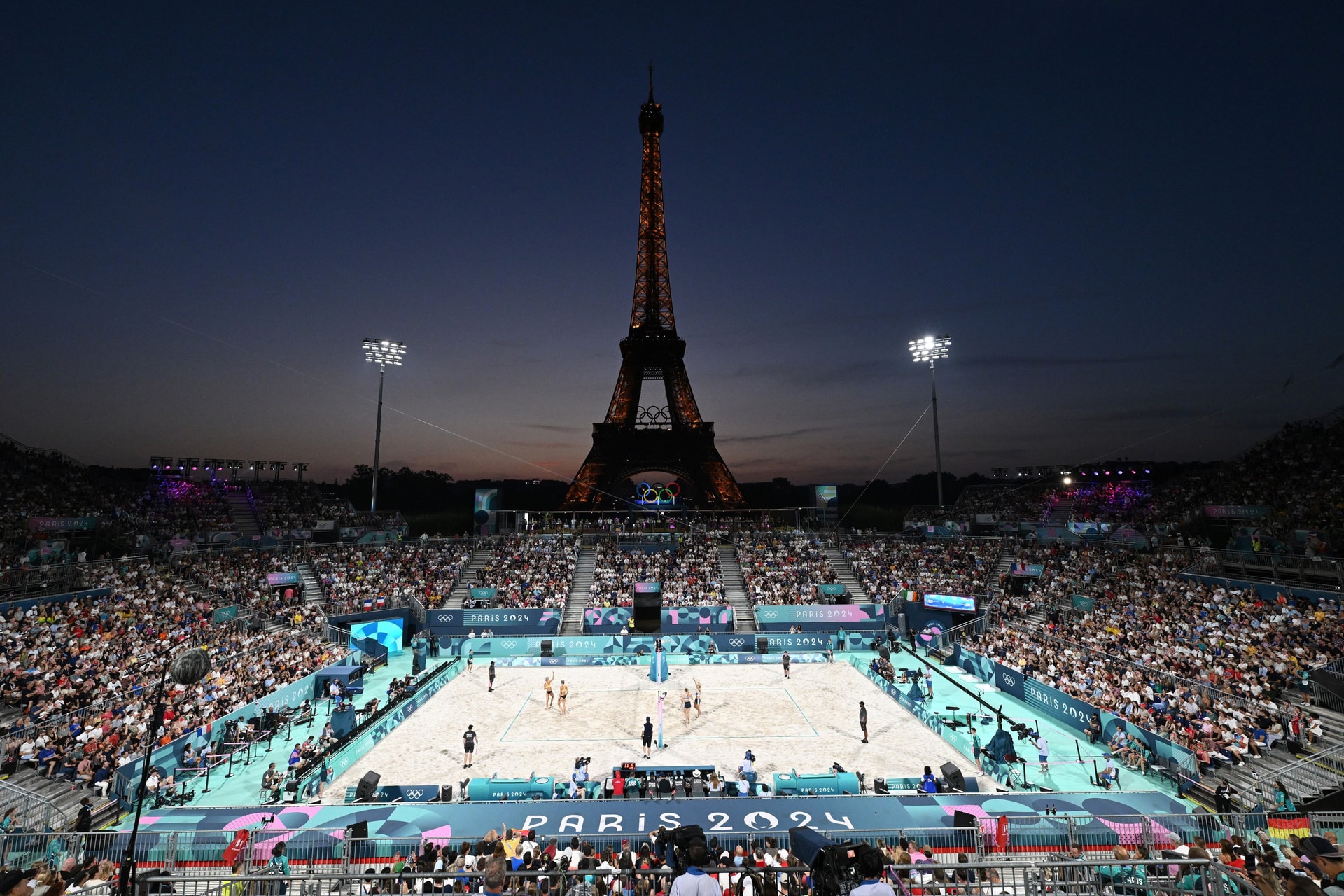 Az Eiffel-torony lábánál strandröpiznek az olimpikonok