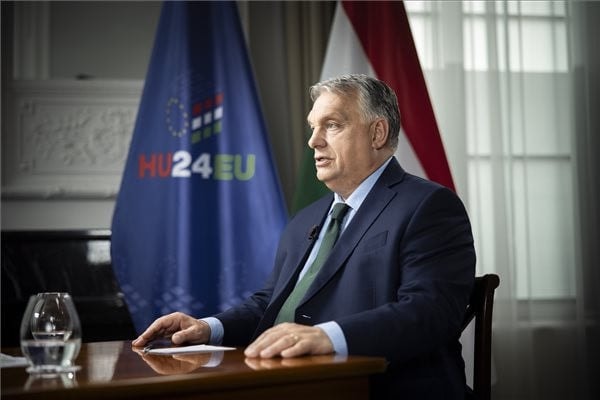 Orbán Viktor még meg sem érkezett, de Borell máris bírálta moszkvai útja miatt