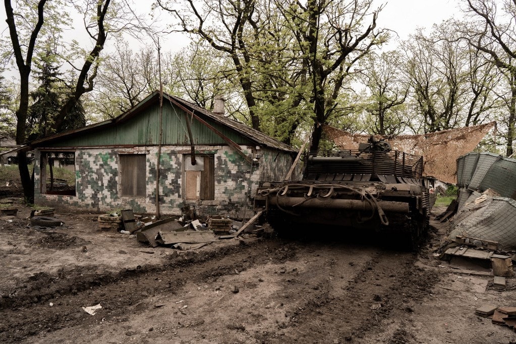 Dróncsapás után felrobbant az ukrán T-80-as harckocsi a Kurszki területen + VIDEÓ
