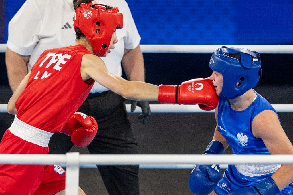 Véresre verte ellenfelét az olimpiai döntőben a nők között bokszoló férfi