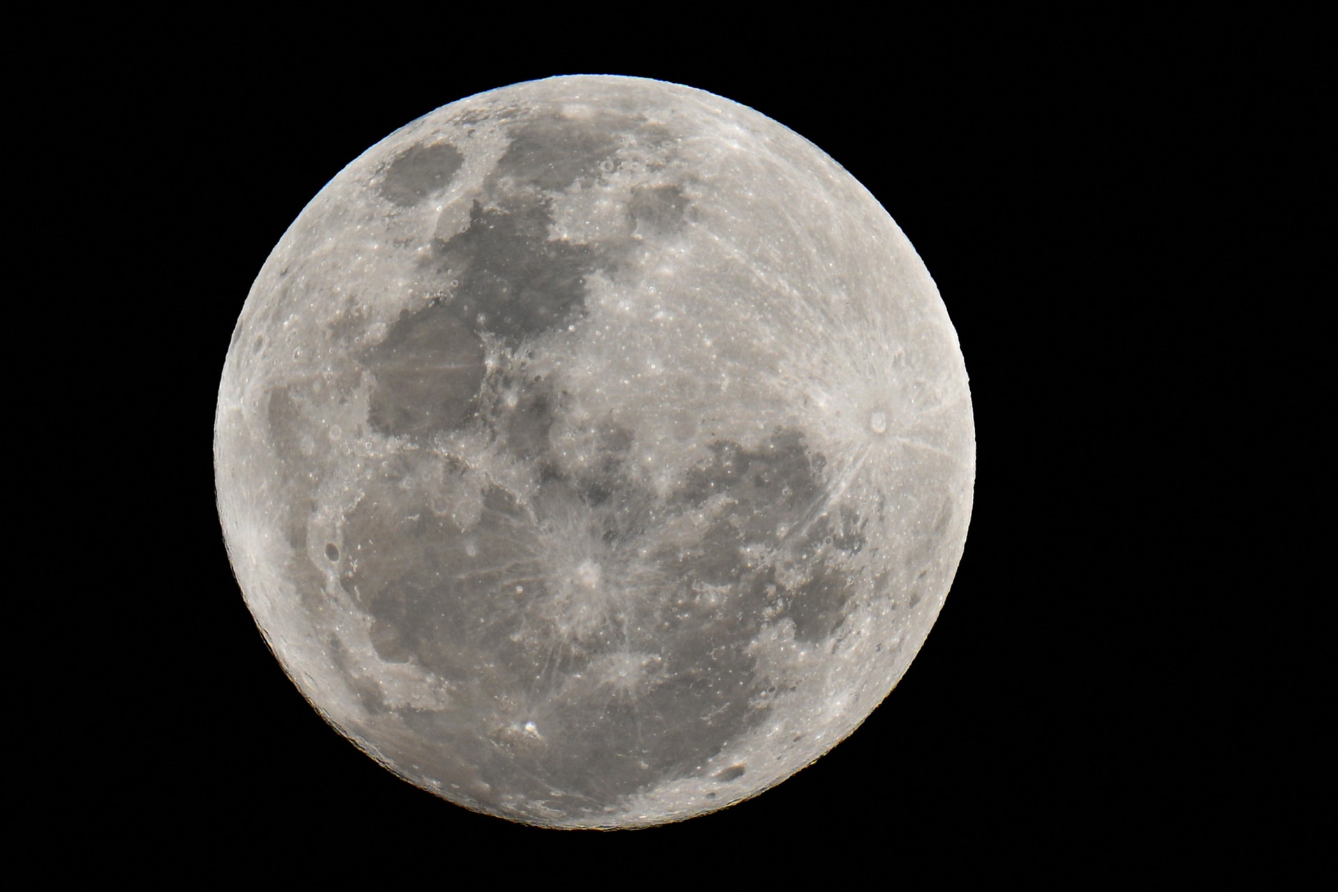 Valami rendkívülit keres a Holdon a NASA