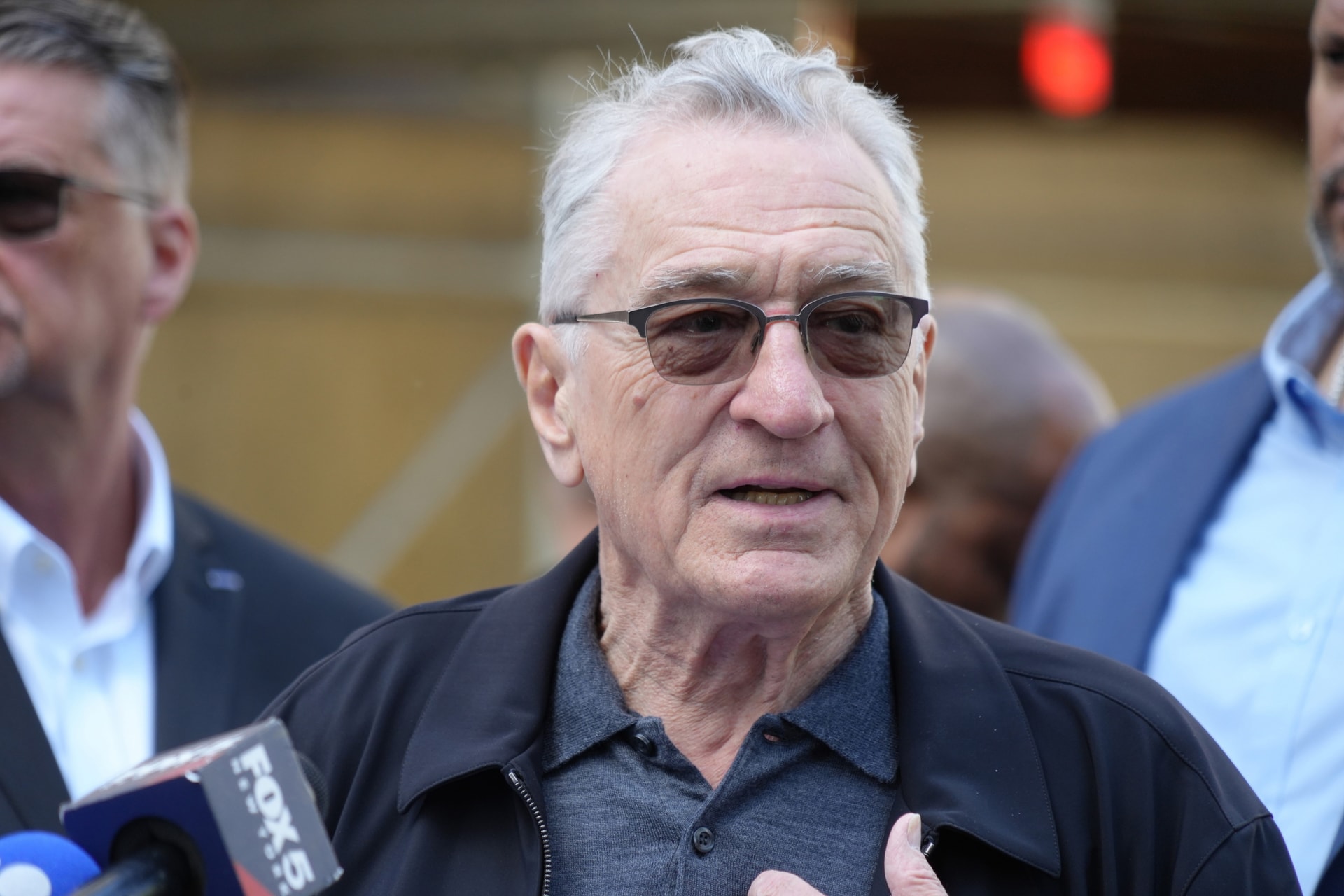 Így ugrándozik a 81 éves Robert De Niro