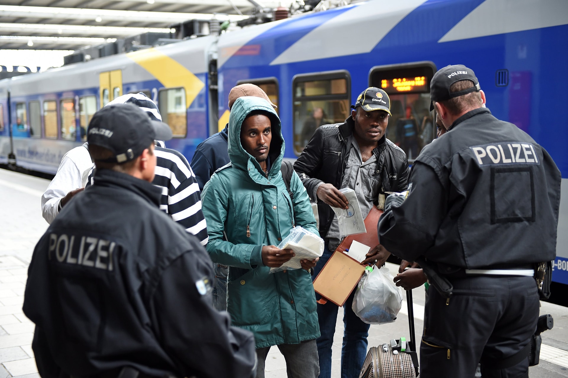 Egyre többször támadnak az erőszakos migránsok vonatokon és pályaudvarokon