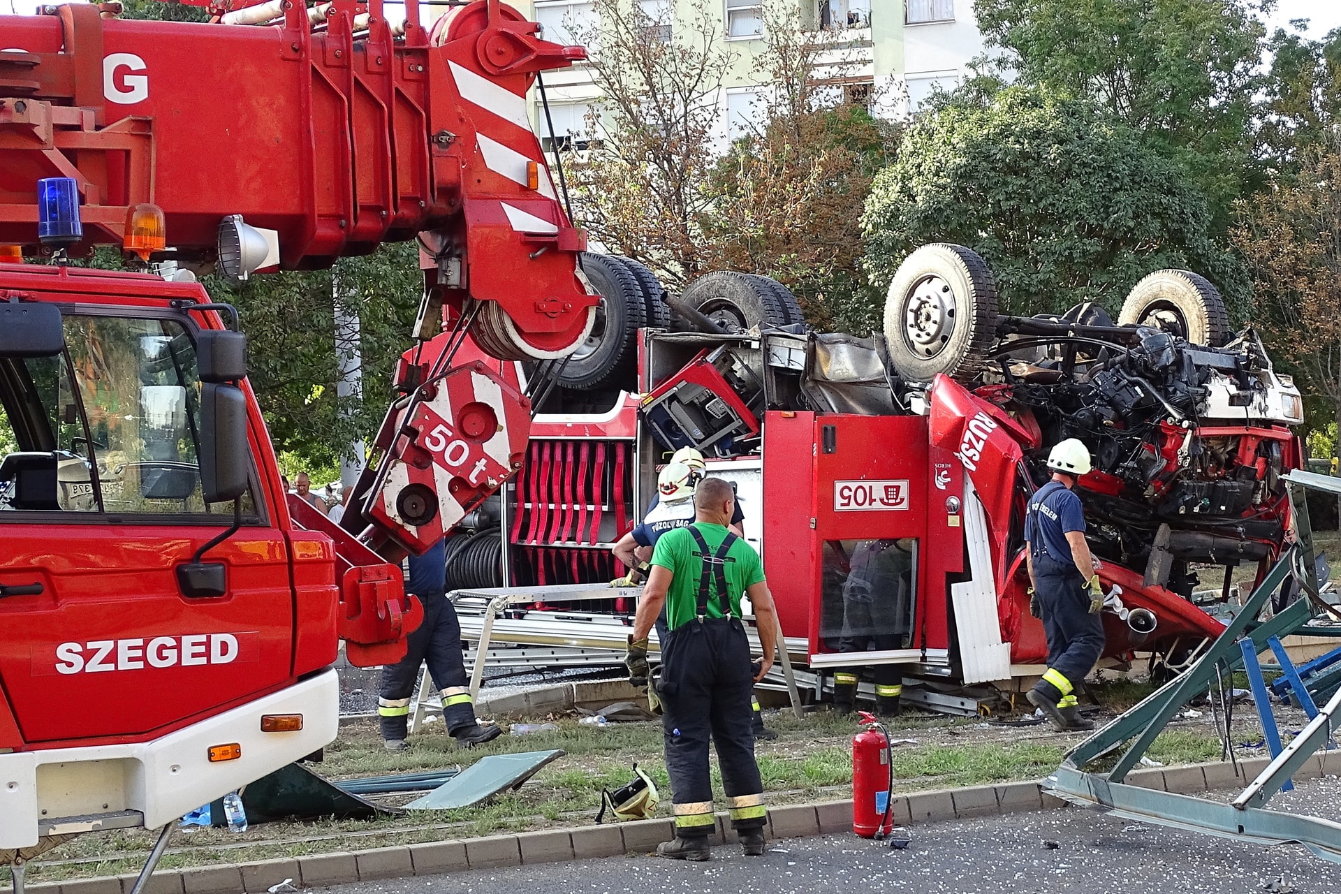 Felborult egy tűzoltóautó Szegeden
