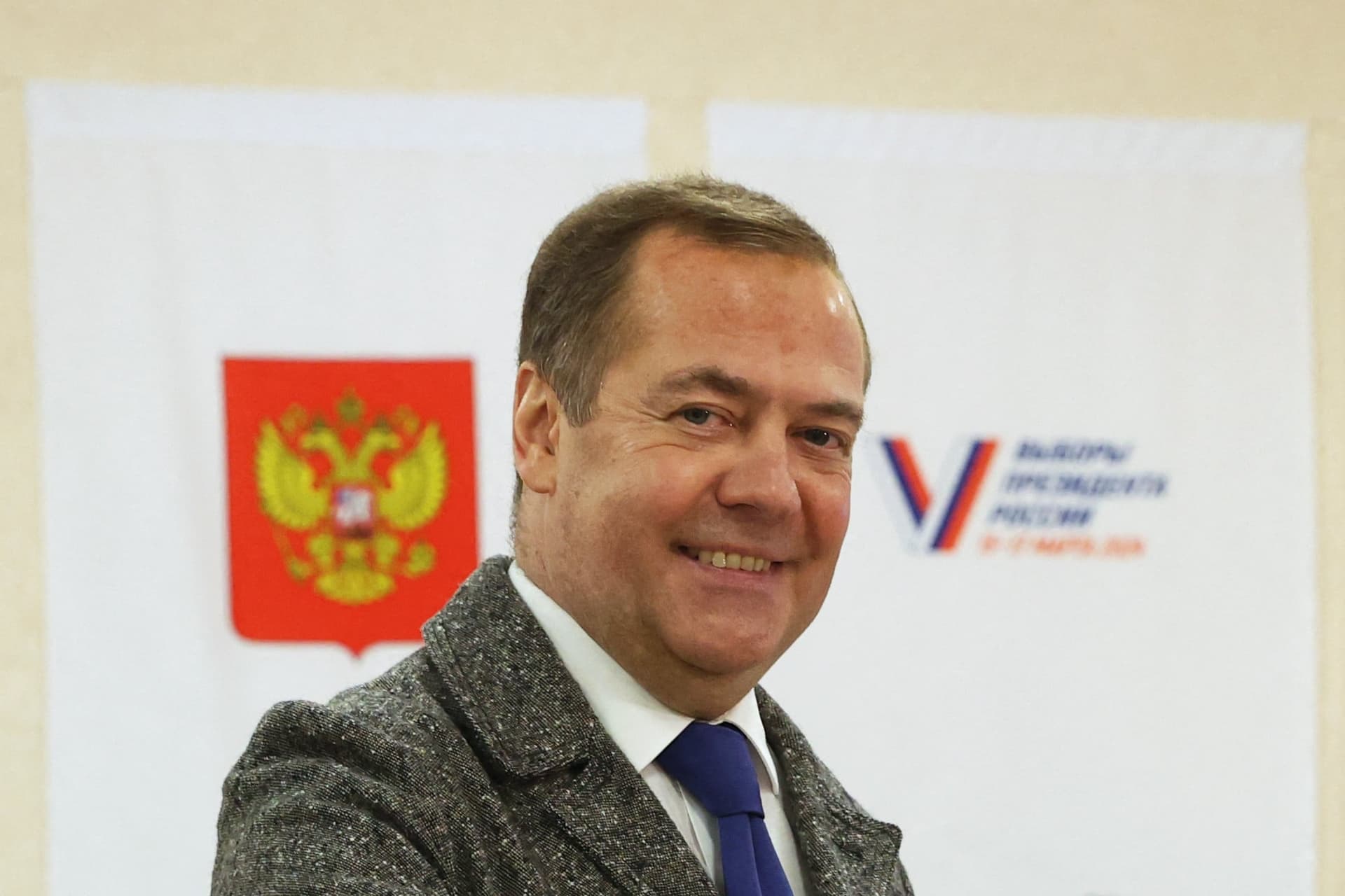 Medvegyev: Van, aki kész nukleáris robbanófejet adni Iránnak