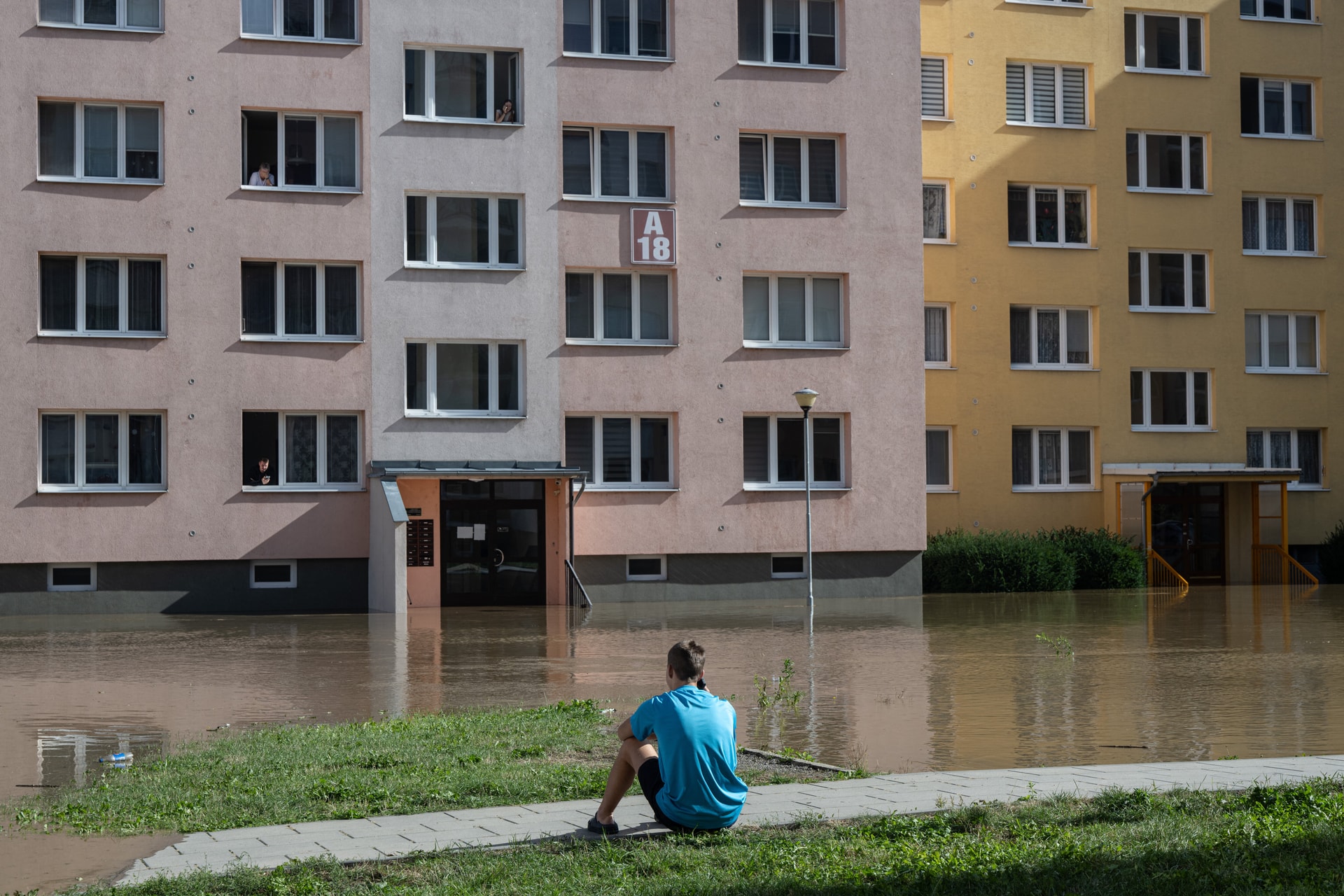 Árvíz: Csehországban már a fosztogatók is megjelentek