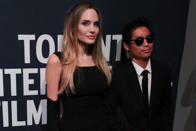 Angelina Jolie szerződést íratott alá a fiával