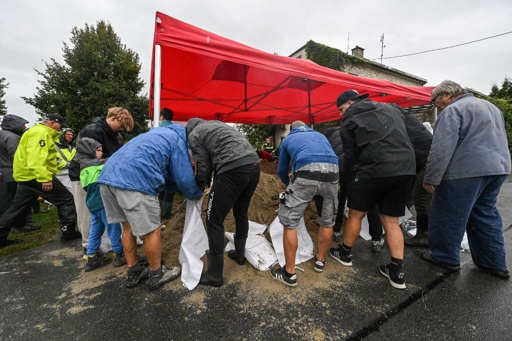 Több tízezren maradtak áram nélkül a viharokat követően