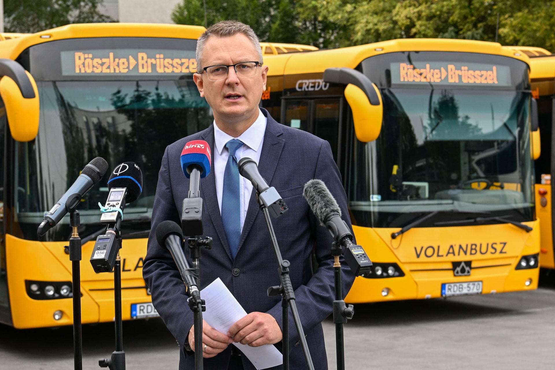 Rétvári Bence: Kettős mérce, hogy Brüsszel megállítaná a migránsbuszokat