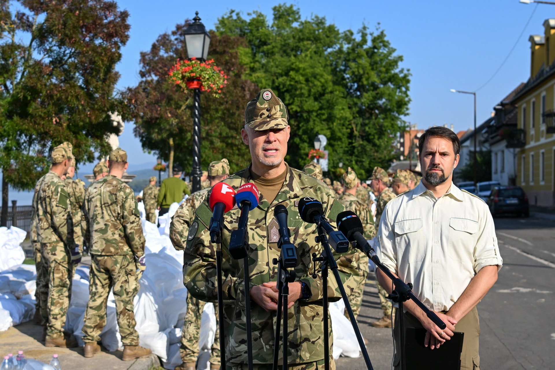 A katonák éjszaka is dolgoznak a védekezésen