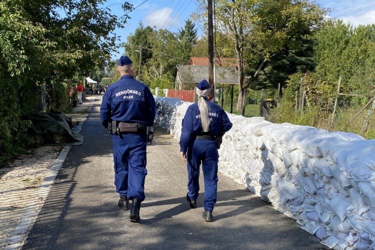 A rendőrség kéri, hogy katasztrófaturisták ne akadályozzák az árvízi védekezést