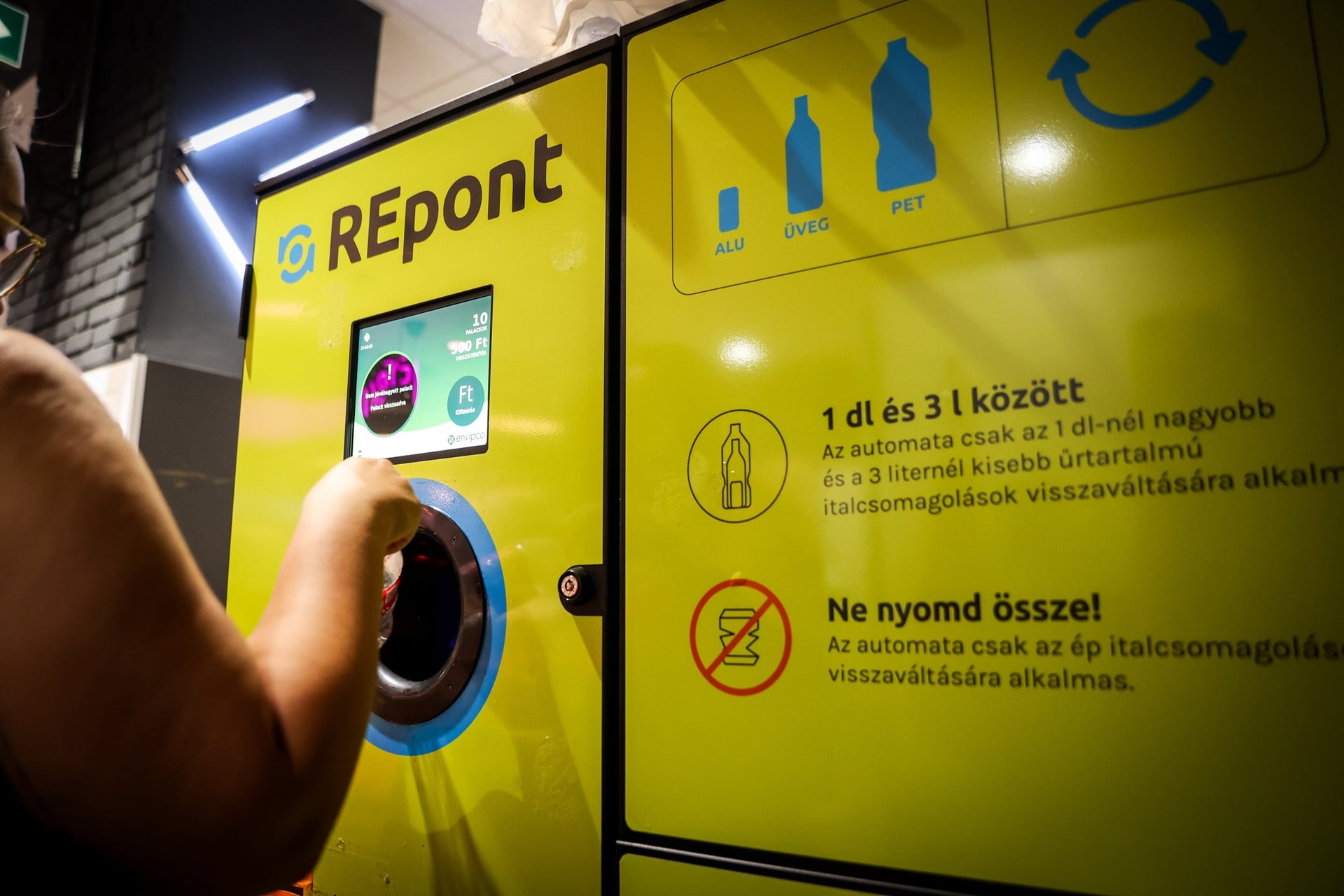 A MOHU mobil visszaváltó automatát szállíttatott a kalocsai laktanyába