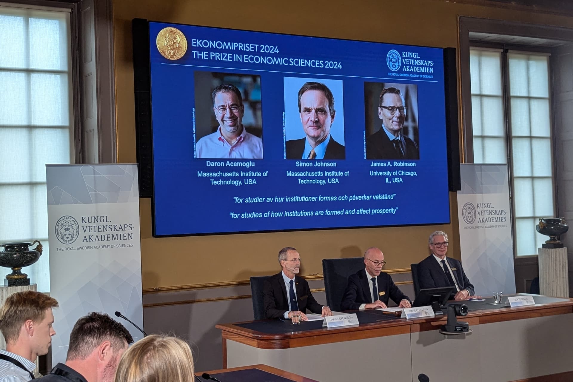 Daron Acemoglu, Simon Johnson és James Robinson kapta közösen a közgazdasági Nobel-emlékdíjat