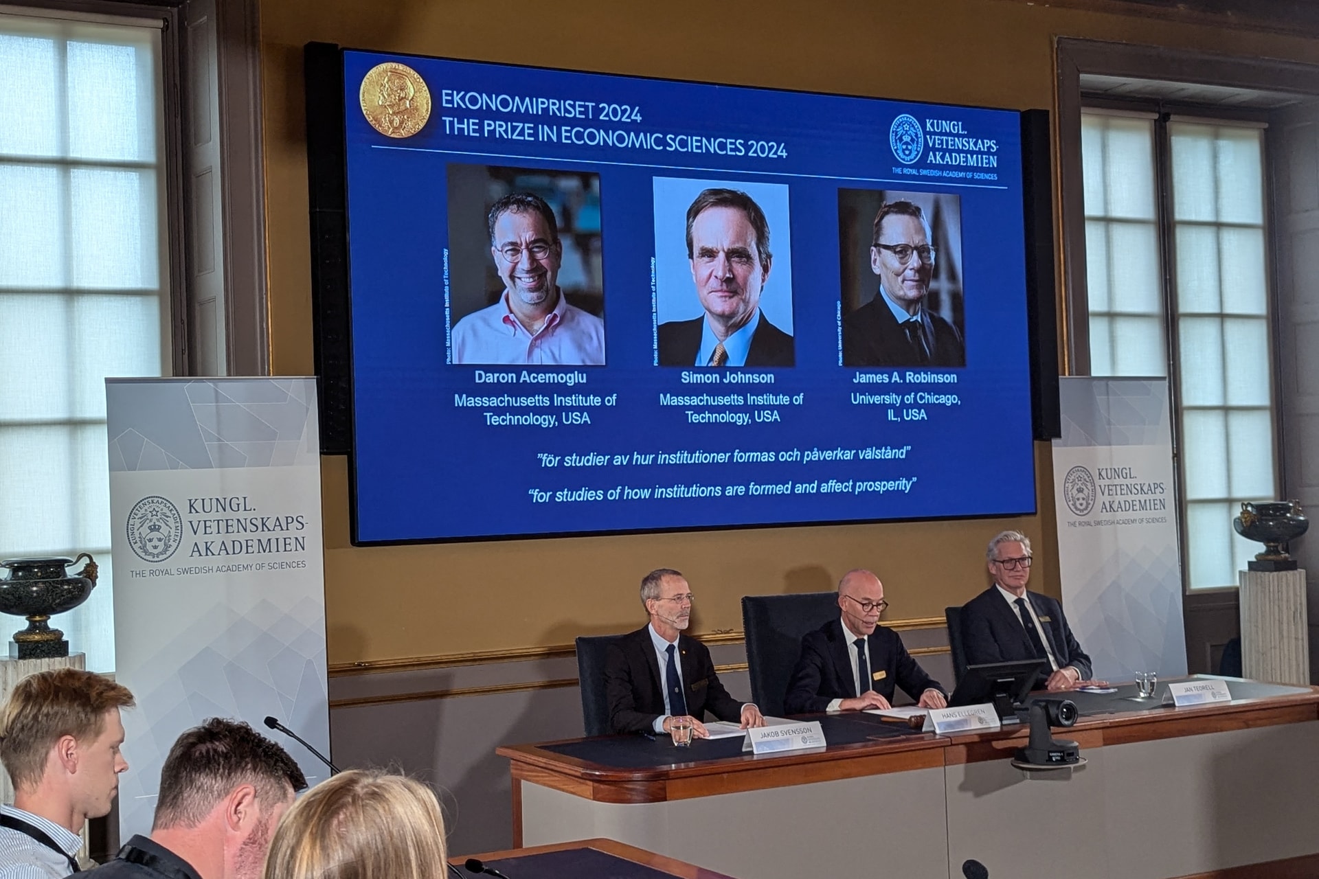 Daron Acemoglu, Simon Johnson és James Robinson kapta közösen a közgazdasági Nobel-emlékdíjat