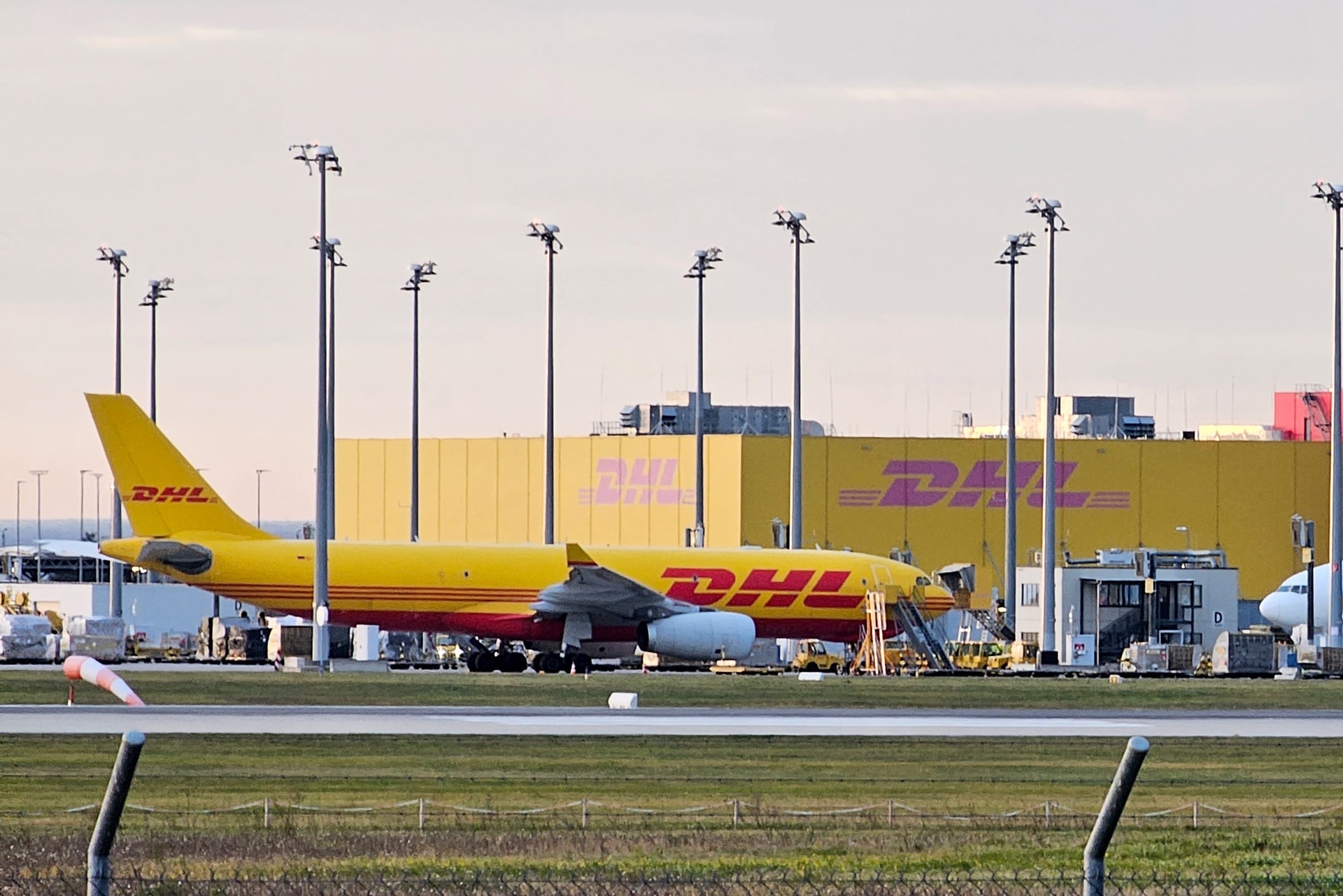 Felfüggeszti egyes csomagok szállítását a DHL