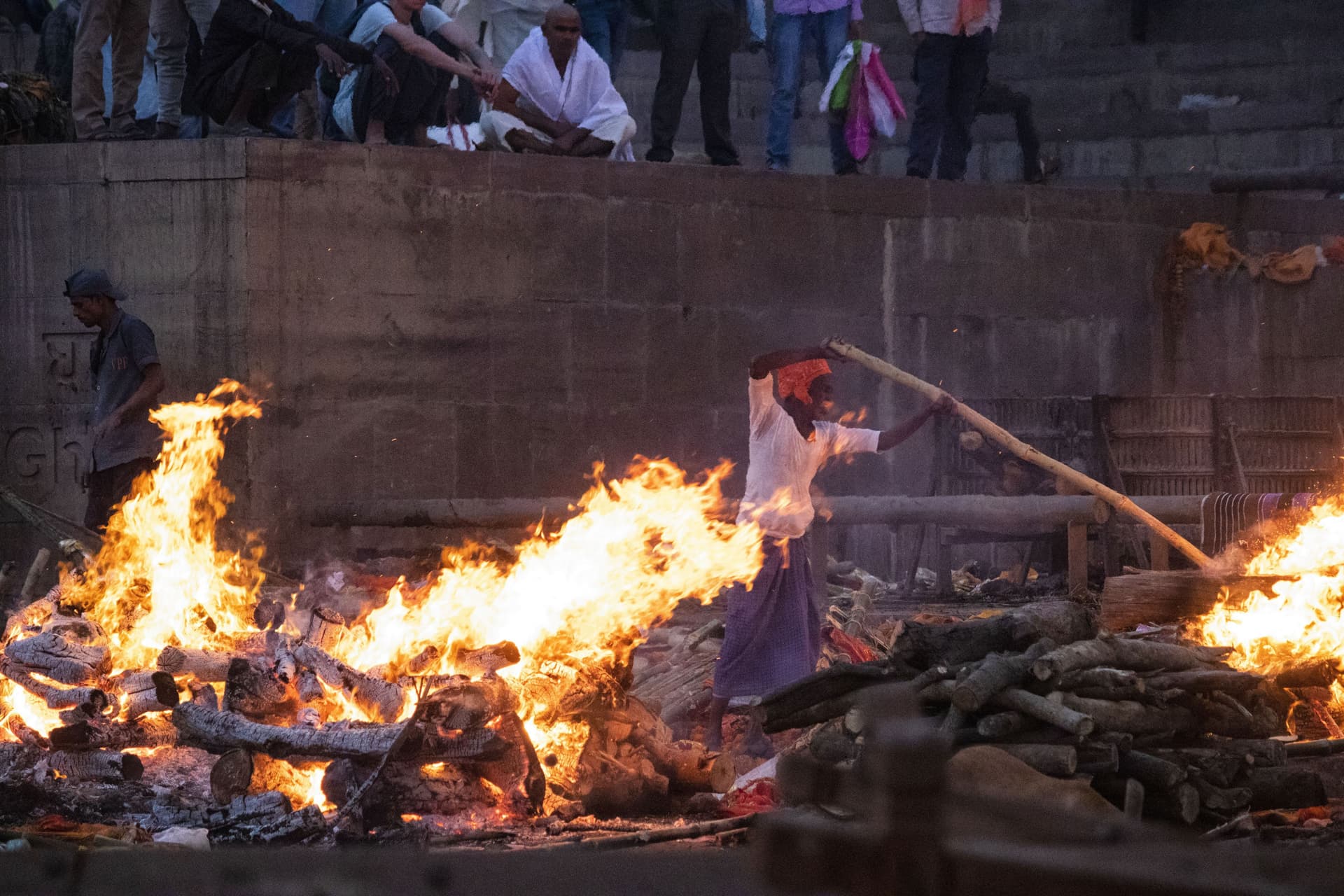 Máglyán, hamvasztása előtt tért magához egy ember