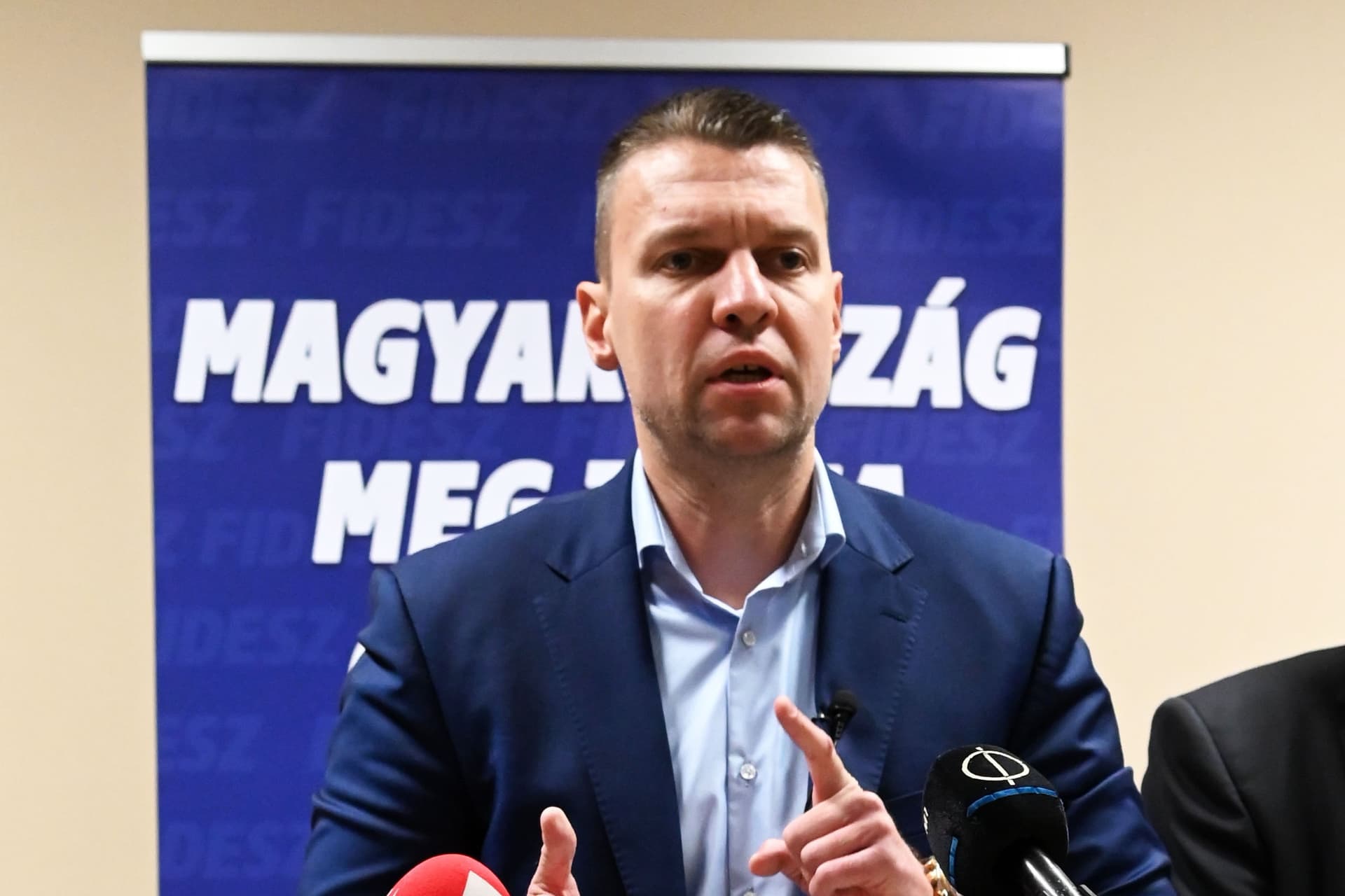 Menczer Tamás: Brüsszel és az ellenzék is lenézi a kormányt