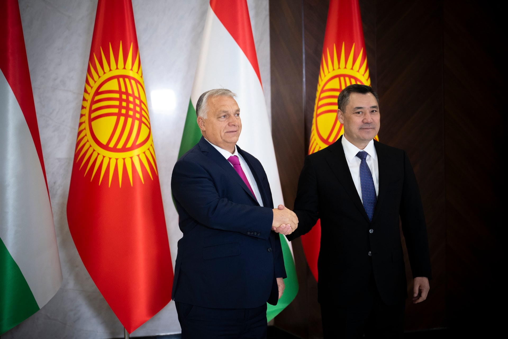 A béke mellett kampányolt Orbán Viktor Kirgizisztánban is