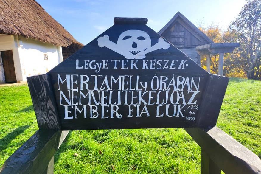 Csónakos fejfák, kőszívek és Szent Mihály lova a Skanzenben