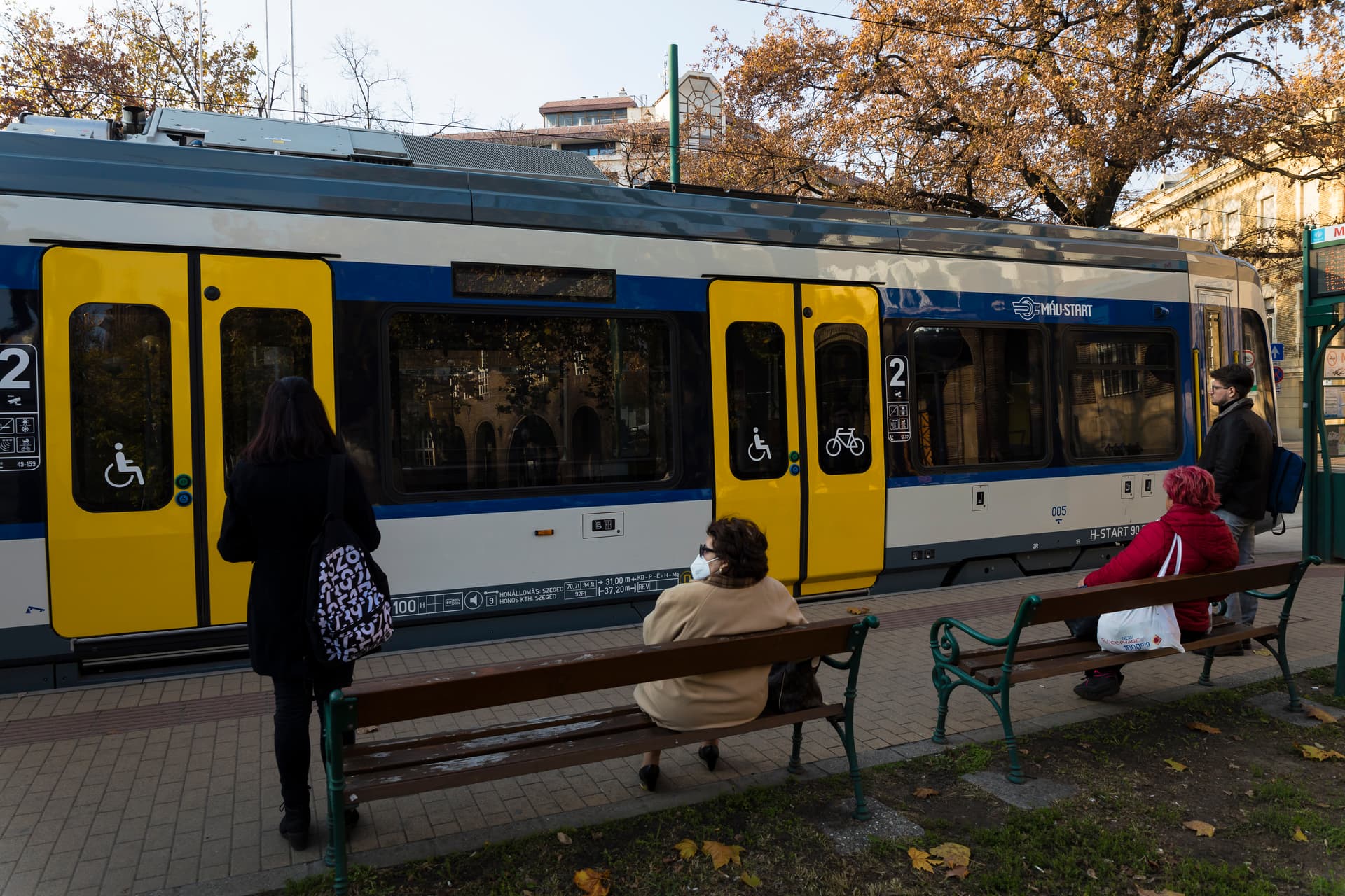 Sárga orrú vasútvillamos a tömegközlekedésben