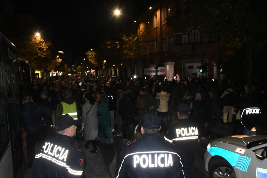 Tirana: Könnygázzal és vízágyúval oszlatott a rendőrség