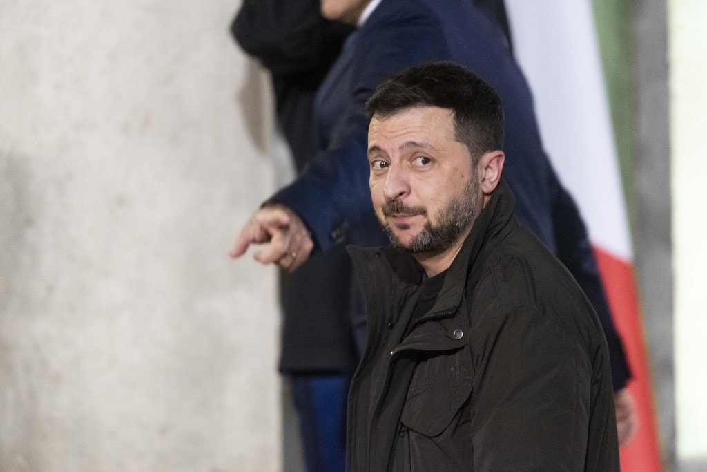 Zelenszkij azt állítja, hogy havonta csak ezerkétszáz katonát veszítenek