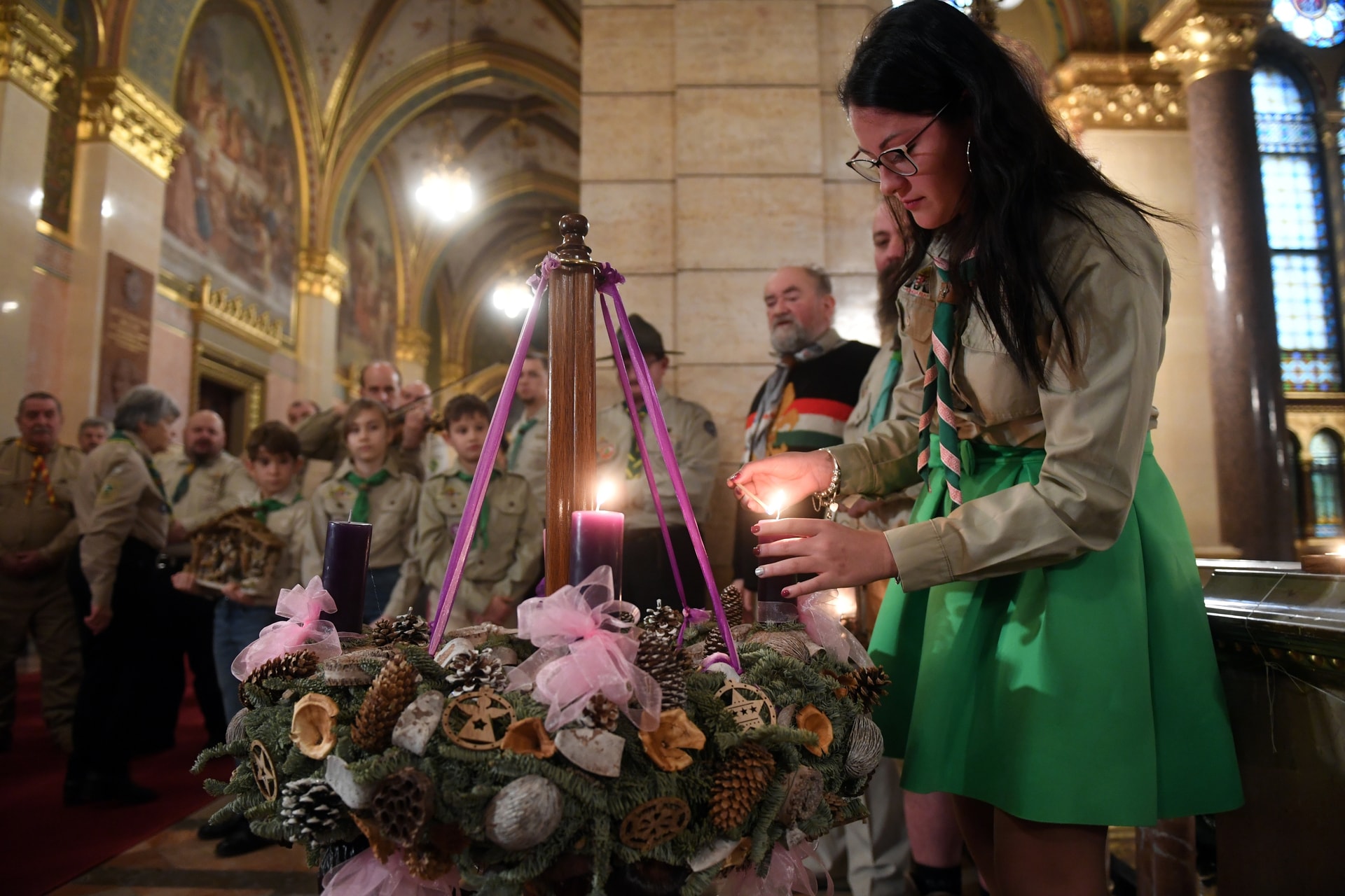 Megérkezett a Parlamentbe a betlehemi Születés Templomában meggyújtott Békeláng