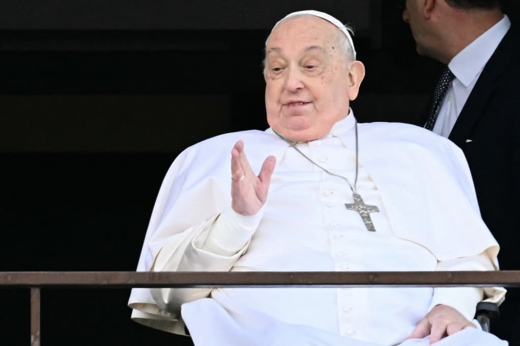 Ferenc pápa az orvosok előírásait követi otthonában is