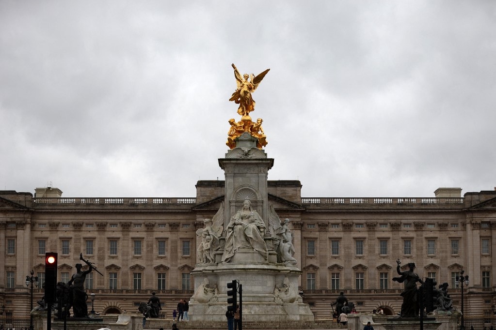 Kiderült, miért burkolózott sötétbe a Buckingham-palota