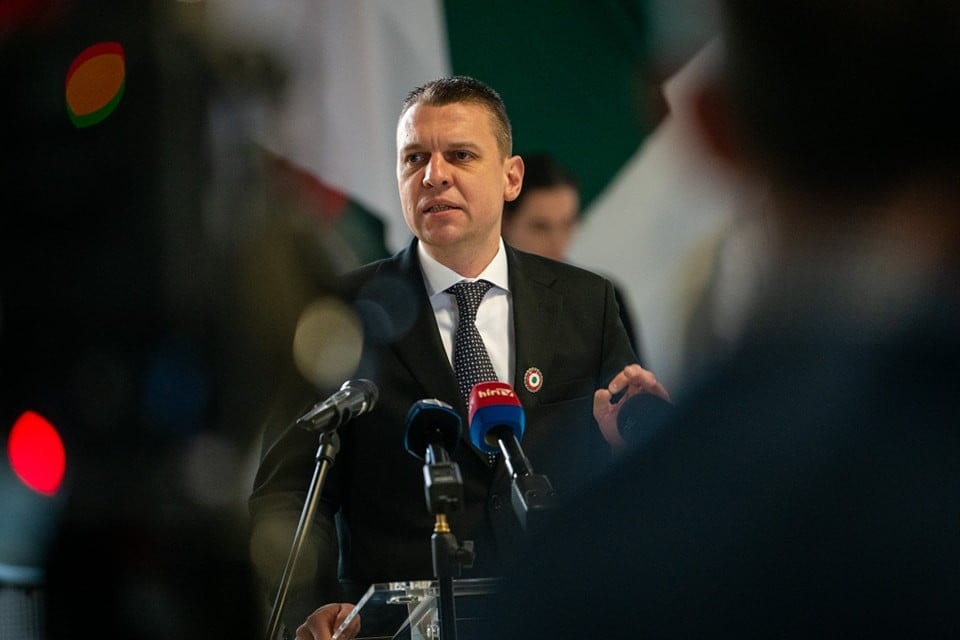 Nem fegyverekre hanem párbeszédre van szükség
