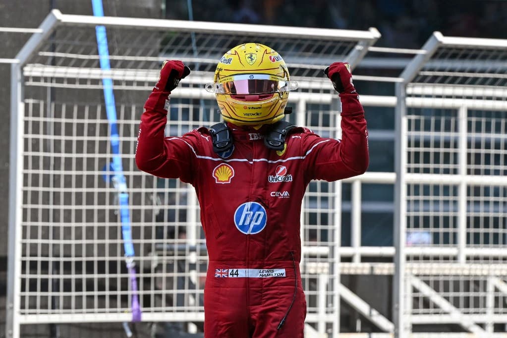 Hamilton rajt-cél győzelme a sanghaji sprintfutamon